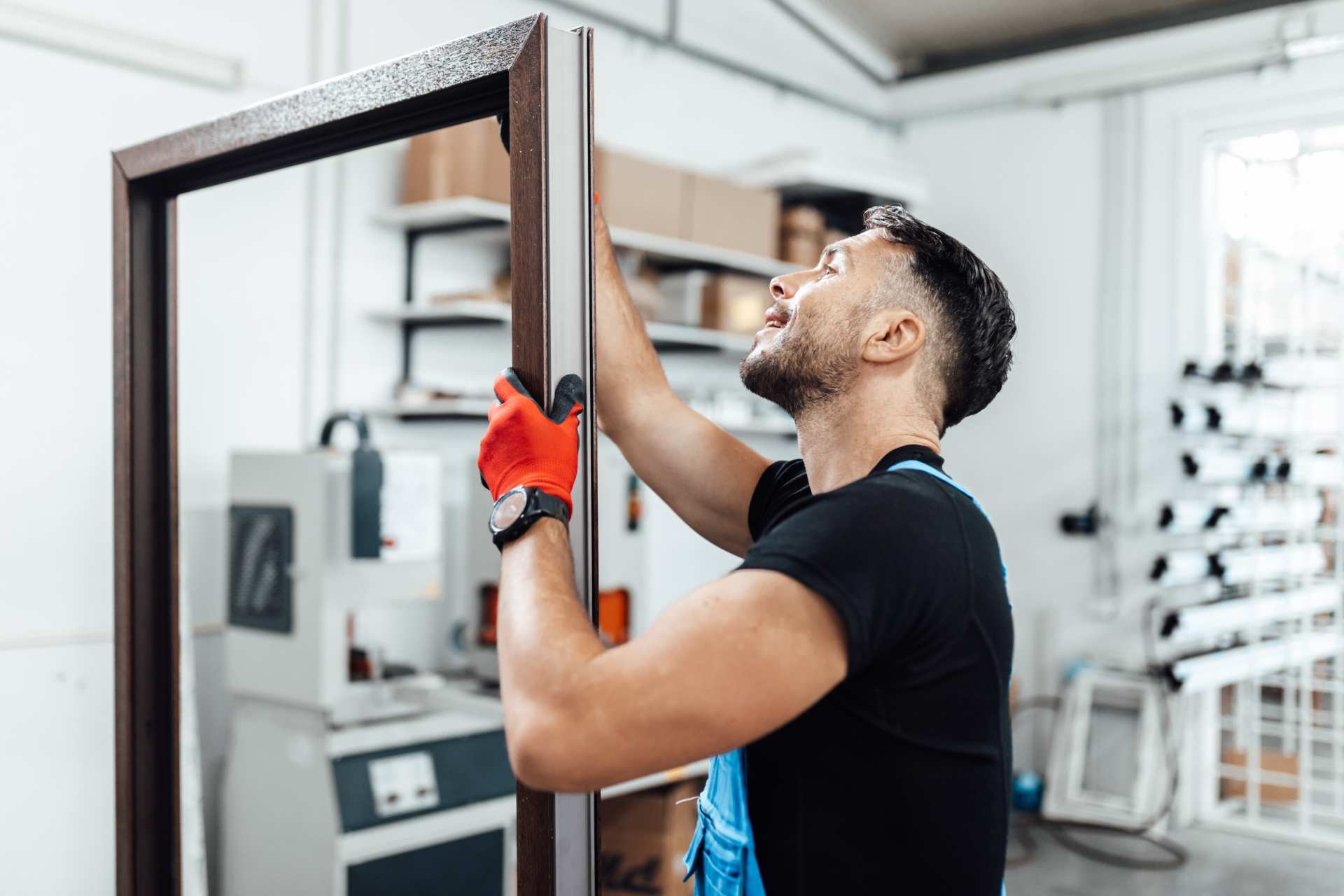 Hombre instalando un marco de puerta