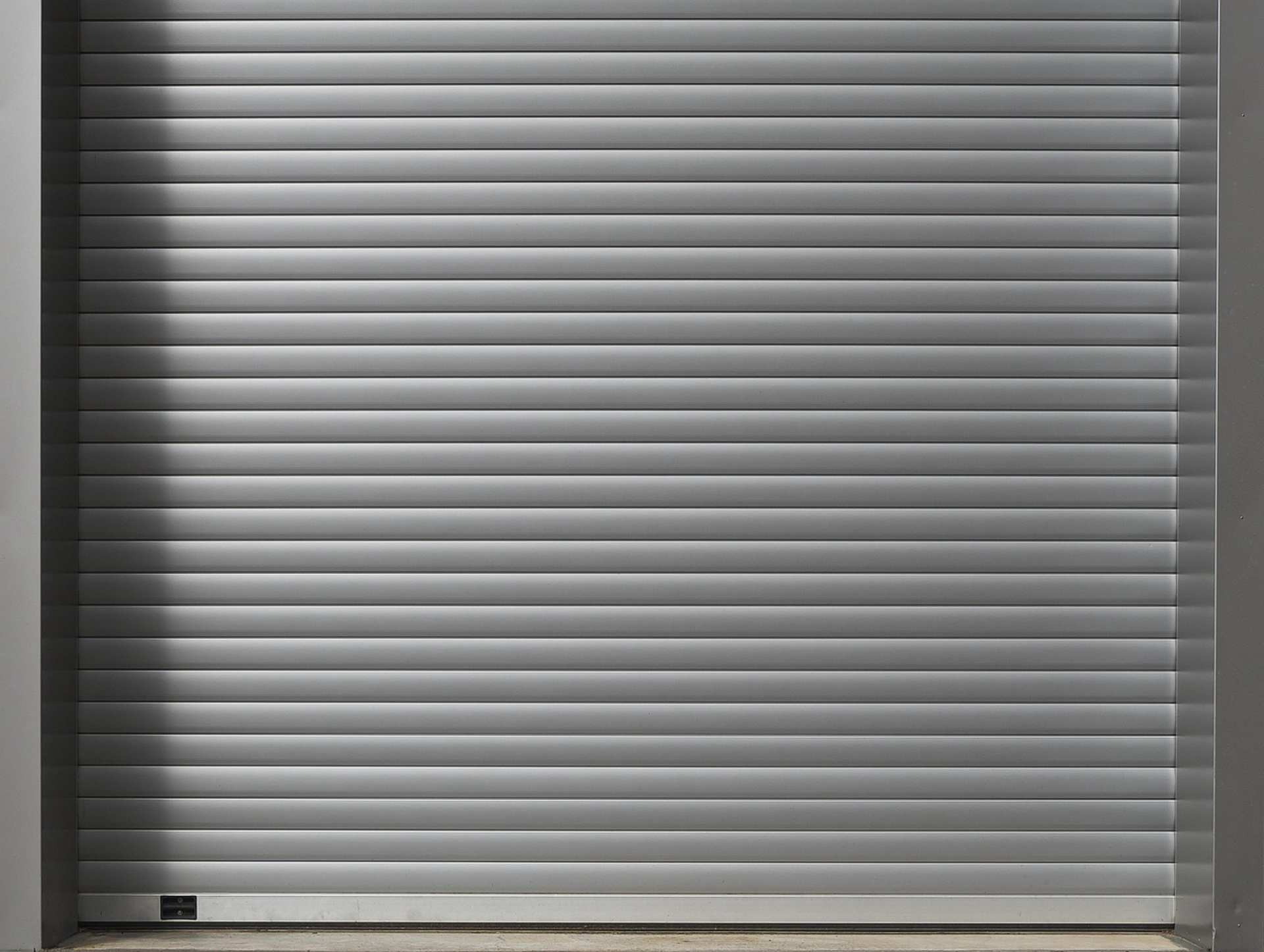 Puerta enrollable gris lisa