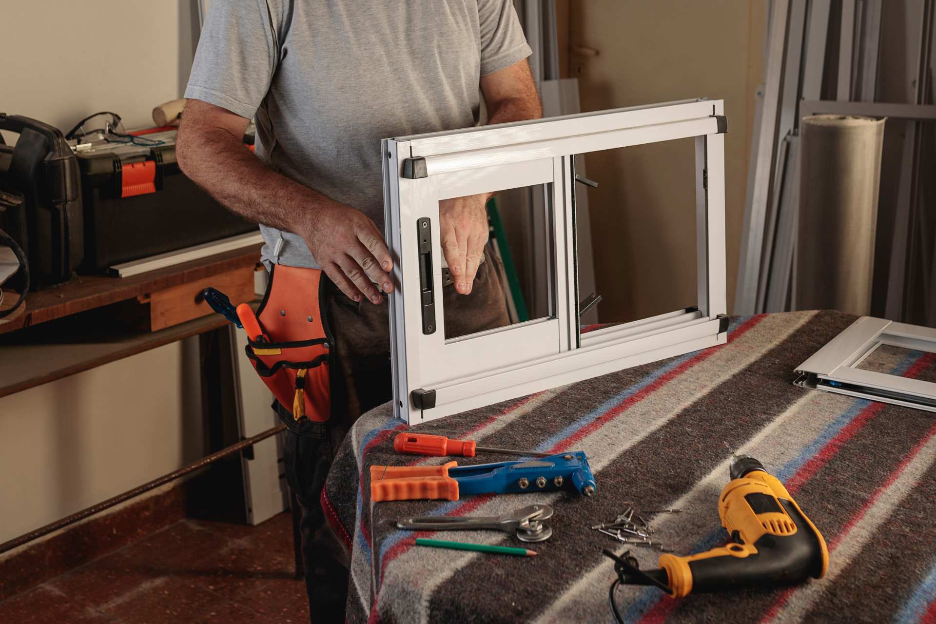 Hombre instalando una ventana