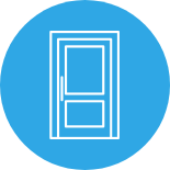 Puerta en fondo azul